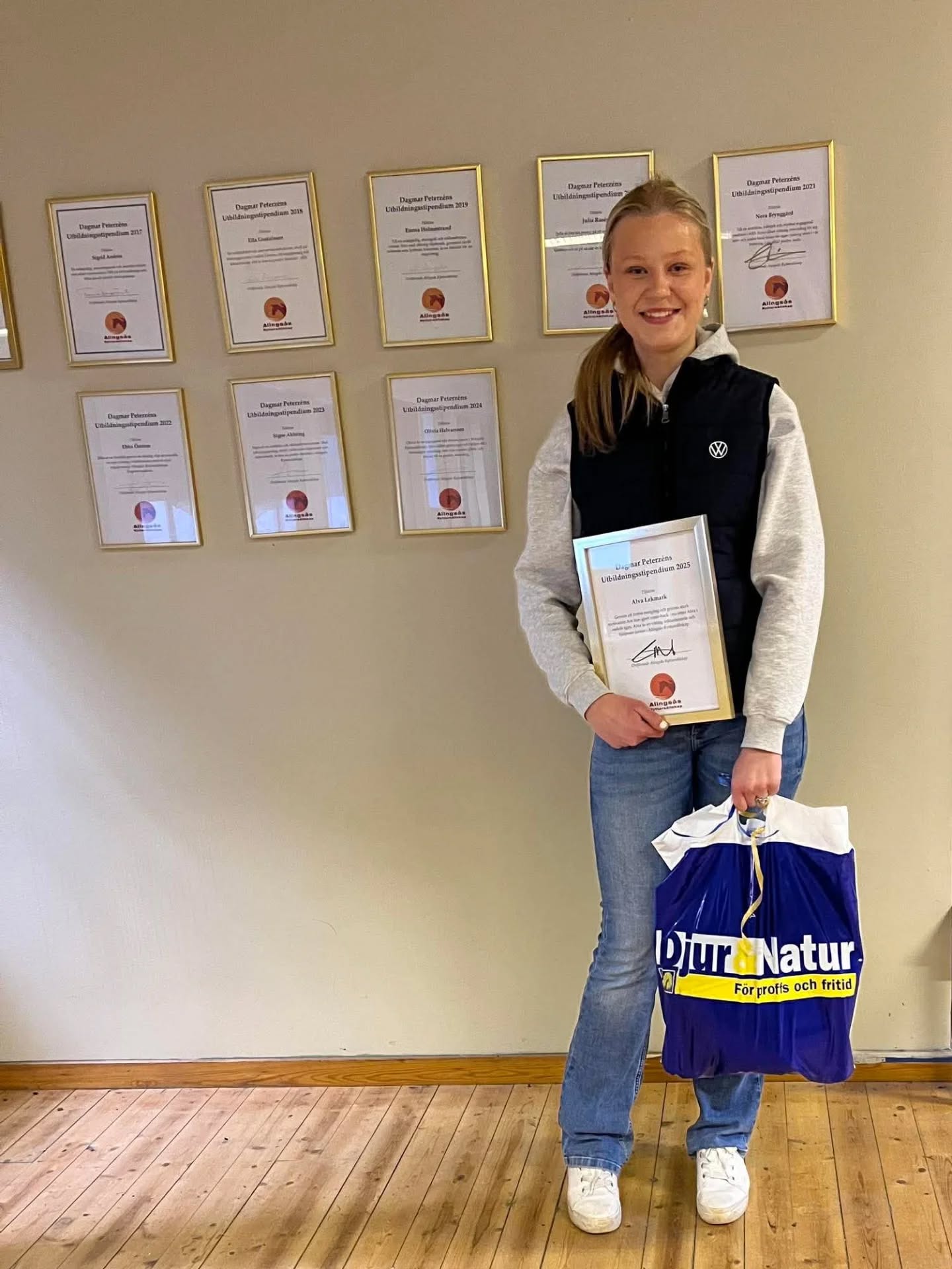 Stort grattis säger vi till Alva Lekmark som under årsmötet tilldelades Dagmar Peterzéns Utbildningsstipendium 2025!

’’Genom att trotsa motgång och genom stark motivation har hon gjort come back - nu sitter Alva i sadeln igen. Alva är en vänlig, inkluderande och hjälpsam junior i Alingsås Ryttarsällskap.’’