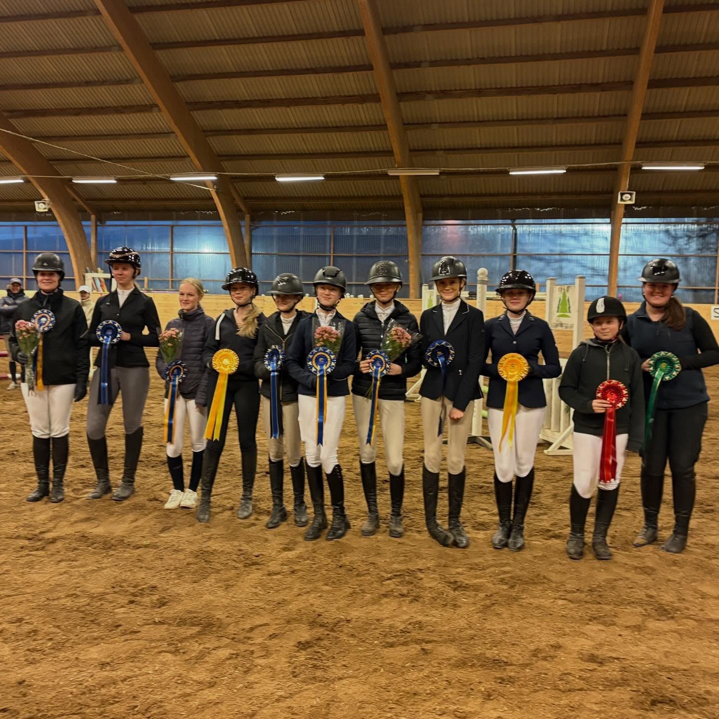 🧡 Vilken fantastisk kväll vi haft! 🧡
Tusen tack alla som varit med och ridit, som kommit och hejat & fikat. Helt underbart!!
Stort grattis till alla fina ritter och speciellt grattis till er som knep placeringar 🌟

Ridskola junior:
1. Olivia Halvarsson 
2. Lydia Steen
3. Maja Öström
4. Maja Forssén
5. Ellen Stjerna

Ridskola senior: 
1. Malin Wåhlstedt 
2. Tove Svensson

Privat häst:
1. Alva Gillgren

Privat ponny:
1. Linnea Liljenberg
2. Thea Lindfors 
3. Alva Holtner