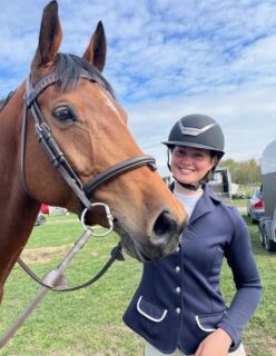 Hej! Embla heter jag och går andra året på hippologprogrammet på Strömsholm. Under våren har jag VFU (praktik) och kommer tillbringa den på Alingsås Ryttarsällskap fram till och med v.22. 

Jag kommer själv från Alingsås och gick på ridskola i Hindås när jag var yngre. På bilden ser ni min häst Cotten som jag har med mig utanför utbildningen. Jag kommer vara med i stallet både dagtid och kvällar, ser fram emot dessa veckor med nya lärdomar! Vi ses!