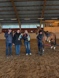 Igår fick vi följa Emelie von Essen i sadeln och Sylve Söderstrand från marken, som tillsammans gav fina insikter för ryttare på alla nivåer. En inspirerande och lärorik clinic och så roligt att så många kom!

Denna clinic vann vi tack vare vår fantastiska hejarklack under ridskoleequitation 💙

Stort tack till @jonkopinghorseshow för att ni ger våra ridskoleelever möjligheten att få uppleva tävling på en större arena!

Tack till alla som deltog och bidrog till den härliga stämningen 🐎🐎