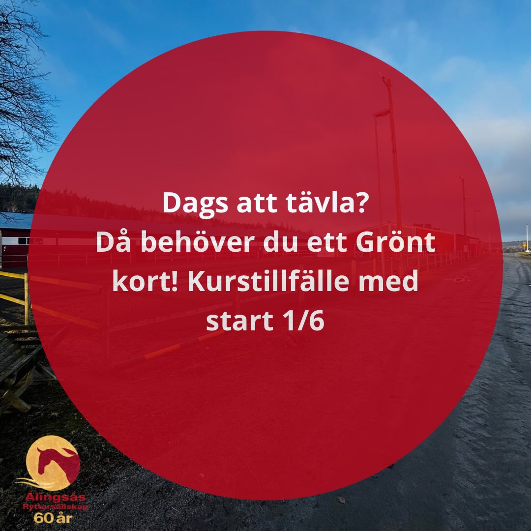 Dags att tävla? Då behöver du ett Grönt kort 2026 🐎

Följande åldersgränser gäller för Grönt kort:

• Alla från 14 år och uppåt ska delta i en obligatoriskt Grönt kort kurs. Från och
med 1/1 det år den tävlande fyller 14 år måste han/hon ha ett eget grönt kort.
• Från och med det år den tävlande fyller 13 år kan han/hon själv gå grönt kort kursen och
avlägga proven.
• För barn upp till och med 13 år gäller att målsman/vuxen person som idag inte har Grönt kort ska delta i kursen, och ta Grönt kort samt därefter ansvara för barnet och dess handlingar
under tävling. Barnet rekommenderas delta på kursen tillsammans målsman/vuxen person.
Uppsuttna krav gäller dock inte målsman, det är den tävlandes kunskap som ska intygas.

Kursen består av två delar:
1. Självstudier via webbkurs som beställs via SISU här: utbildningswebb
Denna webbkurs ska vara genomförd och godkänd senast 5 dagar före första fysiska träffen.
Du behöver Freja+ för att få tillgång till det digitala utbildningsmaterialet för Grönt kort. 

Läs mer om det här.
2. Fysiska träffar: (totalt minst 9h + provtillfälle)
Träff 1. Måndag 1/6 kl.17.30 (teorisalen på ARS)
Träff 2. Tisdag 2/6 kl.17.30
Träff 3. Onsdag 3/6 kl. 17.30
+ Provtillfälle, som bestämt gemensamt vid första träffen
Kursledare: Gunnel Brolin

Pris: 800 kr för medlemmar i ARS, 1000 kr för medlemmar i annan ridsportförening
För att få gå en Grönt kort-kurs krävs att man uppfyller förkunskapskraven.
(Ridkunskap samt praktisk hästkunskap som: visa häst vid hand, på/av täcke, säkerhetsknut, lastning
och visitering.) Detta intyg hittar du här: Intyg om förkunskaper
(Behörig att skriva under intyget är: Svensk Ridlärare level I-III eller licensierad tränare med lägst C- tränarbehörighet. För kusk intygas av behörig tränare i körning)
Påskrivet intyg bifogas i anmälan tillsammans med namn, adress, personnummer, telefonnummer och
mailadress.

Frågor och anmälan på alingsasrs@gmail.com anmäl senast 28/5
Välkomna!